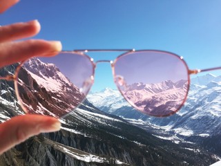 occhiali rosa ottimismo monte bianco