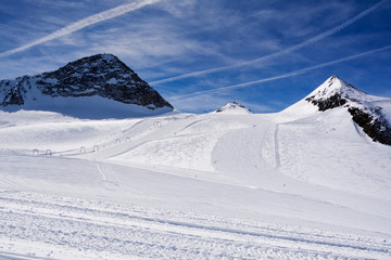 Fototapeta na wymiar Traumhafte Pisten im Skigebiet Hintertux Gletscher in den Zillertaler Alpen