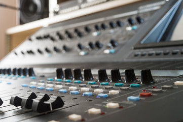 audio mixing console