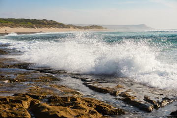 tosende, kraftvolle Wellen brechen an der Korallenküste Australiens, wundervolle Küstenlinie Westaustraliens, Western australia, Indischer ozean, Australien