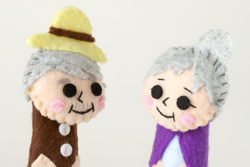 笑顔で会話するおばあさんとおじいさん