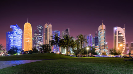 Die moderne skyline von Doha, Katar, gesehen vom Sheraton Park bei Nacht