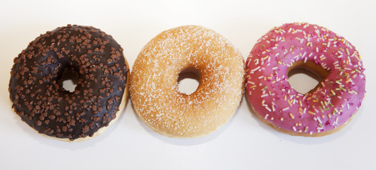 trio de donuts colorés