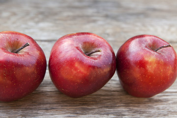 pommes rouge sur fond de bois