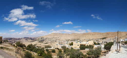 Giordania, 03/10/2013: il paesaggio giordano visto dalle colline di Petra, la città archeologica...