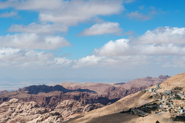 Giordania, 03/10/2013: il paesaggio giordano visto dalle colline di Petra, la città archeologica famosa in tutto il mondo per la sua architettura scavata nella roccia