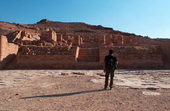 Giordania, 2013/02/10: un uomo di spalle di fronte al Grande Tempio, la cui costruzione iniziò nel primo secolo prima di Cristo, nella città archeologica di Petra