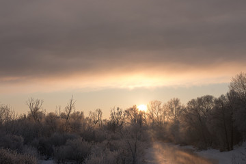 Obraz premium Morning sunrise over the river in winter