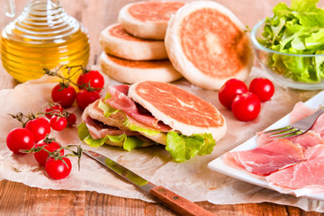 Tigella bread stuffed with ham and lettuce. 