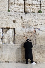 Fototapeta premium Rezando en el Muro Oeste de Jerusalén