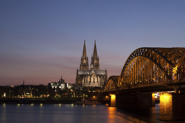 Fototapeta premium Hohenzollernbrücke mit Dom im Hintergrund