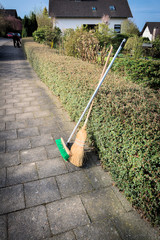 Weg fegen, Gartenarbeit