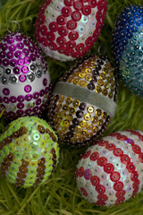 Viele bunte selbst dekorierte Ostereier