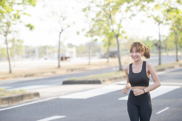 Obraz premium young sporty woman running in park