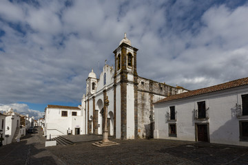 Fototapeta na wymiar Main square of Reguengos de Monsaraz with the church Igreja Nossa Senhora da Lagoa and the Pillory, Portugal