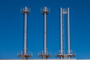 Verchromte Kamine einer Anlage für alternative Energiegewinnung