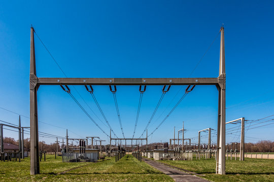 Umspannwerk mit Trafos zur Weiterverteilung von Hochspannung zur Energieversorgung