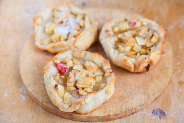 Cook pies from fresh apples and dough