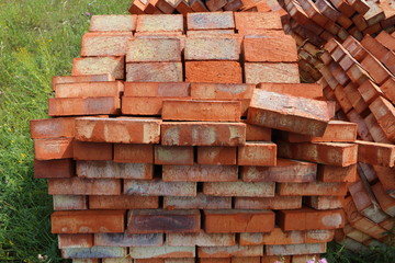 Obraz premium Ground bricks on a pallet
