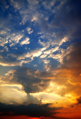 Obraz na płótnie Canvas Multicolor sunset sky with clouds and sun rays
