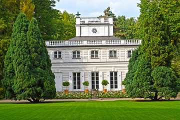 Fototapeta na wymiar View of the White House in the Lazenki park. Warsaw, Poland