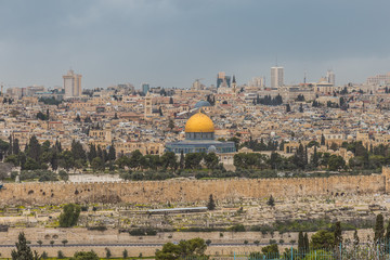 Obraz premium Panoramic view of Jerusalem Old city and the Temple Mount, Dome of the Rock and Al Aqsa Mosque from the Mount of Olives in Jerusalem, Israel.
