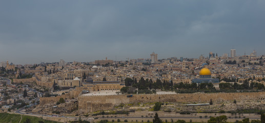 Naklejka premium Panoramic view of Jerusalem Old city and the Temple Mount, Dome of the Rock and Al Aqsa Mosque from the Mount of Olives in Jerusalem, Israel.