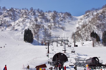 快晴の日本のスキー場のゲレンデ