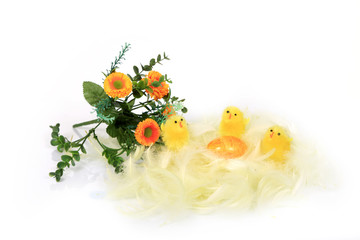 Kolorowe jajko Wielkanocne, kurczęta, pierze i bukiet kwiatów.