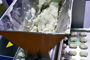 Conveyor for production of marshmallows, sweets and cream roses