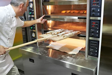 Türaufkleber Bäcker backt Brot im Ofen © Sergey Ryzhov