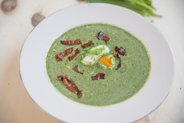 Bärlauch Suppe mit pochiertem Ei 