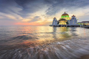 Obraz premium Malacca Straits Mosque ( Masjid Selat Melaka), It is a mosque located on the man-made Malacca Island near Malacca Town, Malaysia.