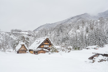 Naklejka premium Starożytna wioska w Shirakawago w Japonii jest wpisana na Listę Światowego Dziedzictwa UNESCO. To słynne miejsce do zwiedzania
