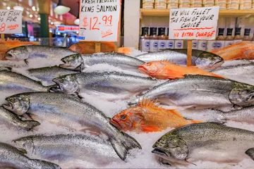 Raamstickers Fresh fish on ice for sale at Pike Place Market in Seattle © SvetlanaSF