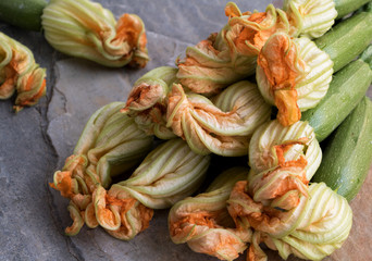 Frisch geerntete Zucchini auf Steinplatte