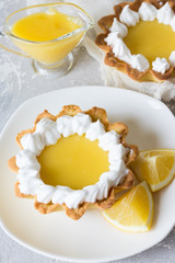 Lemon tartlets with wet meringue