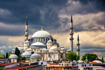 Obraz premium New Mosque in Istanbul Overlooking Bosphorus Strait