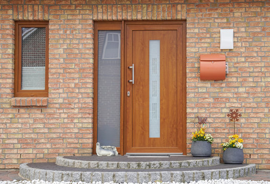 Braune Holzt&uuml;r eines Hauses