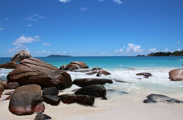 Fototapeta na wymiar Beach Anse Lazio, Praslin Island, Seychelles, Indian Ocean, Africa / The beautiful white sandy beach is bordered by large red granite rocks.