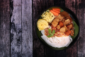 Thai rice noodle with beef in japanese curry.
