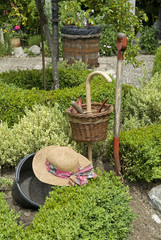 Outils de jardin, Bèche, Panier en osier, Chapeau en paille du jardinier, Buis