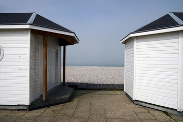 Fototapeta na wymiar Cabines de bains sur la plage de galets de Fécamp