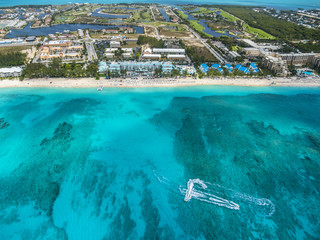 Flug über George Town und den Seven Miles Beach, Luxus Hotels und Appartements,  George Town, Grand Cayman, Cayman Islands, Karibik