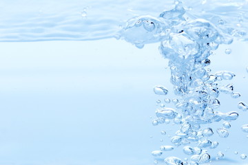 水の泡と水面、水中の素材。健康や医療、環境やライフスタイル、飲料のイメージ。