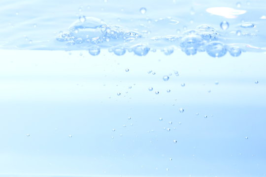 水の泡と水面、水中の素材。健康や医療、環境、ライフスタイルのイメージ。