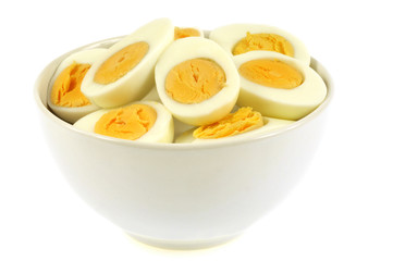 Bol d’œufs durs sur fond blanc