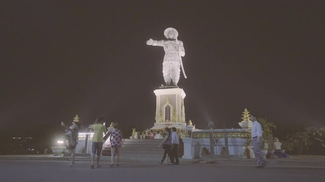Chao Anouvang Statue At Night