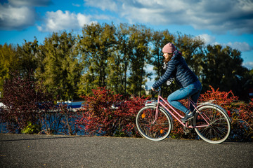 Obraz premium Girl biking in city