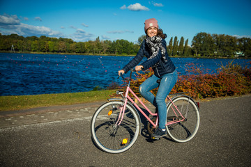 Obraz premium Girl biking in city